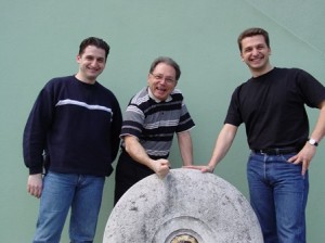 Celui qui maltraite la vieille meule familiale, c'est Jacques. Entouré de ses deux piliers de fils, Franck et Olivier.