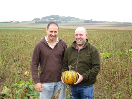 Balle au centre ! A gauche, Philippe Sendral, à qui on doit la marque Direct Producteurs. A droite, Johann Stöger.
