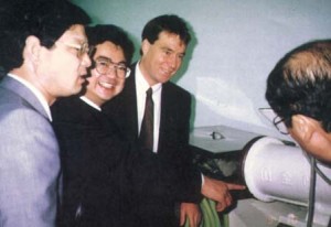 "Mon maître japonais, Nomura, lors d'une visite à Danival en 1992. Il était accompagné de 40 autres japonais, tous fabricants de miso".