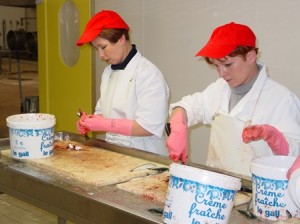 Une ou deux heures après avoir été achetées fraîches sur le port, les sardines sont mises en conserve.