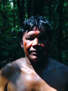 Au quotidien, Obadias s'habille comme vous et nous lorsqu'il fait chaud... A l'occasion d'une marche en forêt, il s'est enduit d'un mélange d'huile de Copaïba et d'Urucum, comme le faisaient ses ancêtres.