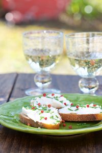Tartines de chèvre frais, baies roses et huile au miel - Emile Noël - Vanessa Romano photographe et styliste culinaire