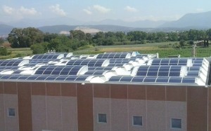 L’usine, toute neuve, et son toit photovoltaïque